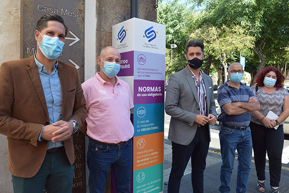 Alejandro Marrero y Luis Yeray Gutiérrez con representantes del colectivo del taxi