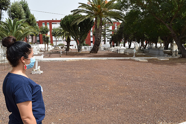 Cristina Ledesma en el Cementerio de San Juan