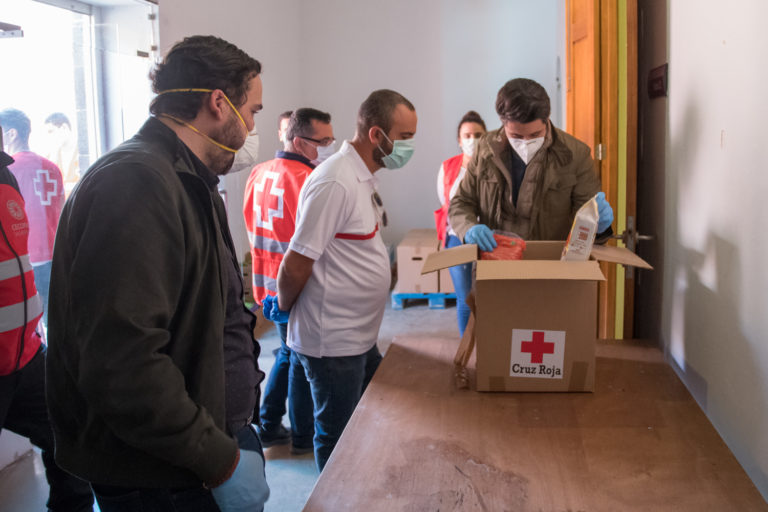 El concejal de Bienestar Social (i) y el alcalde (c) visitan Cruz Roja