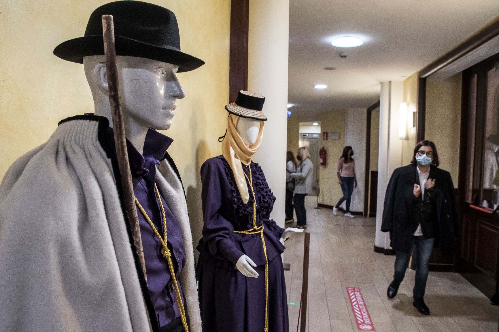Expo Hábitos religiosos en Vestimenta tradicional