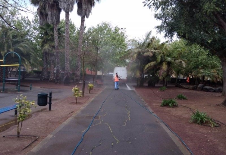 Servicios Municipales refuerza la limpieza en parques y jardines para paliar los efectos del viento y la calima