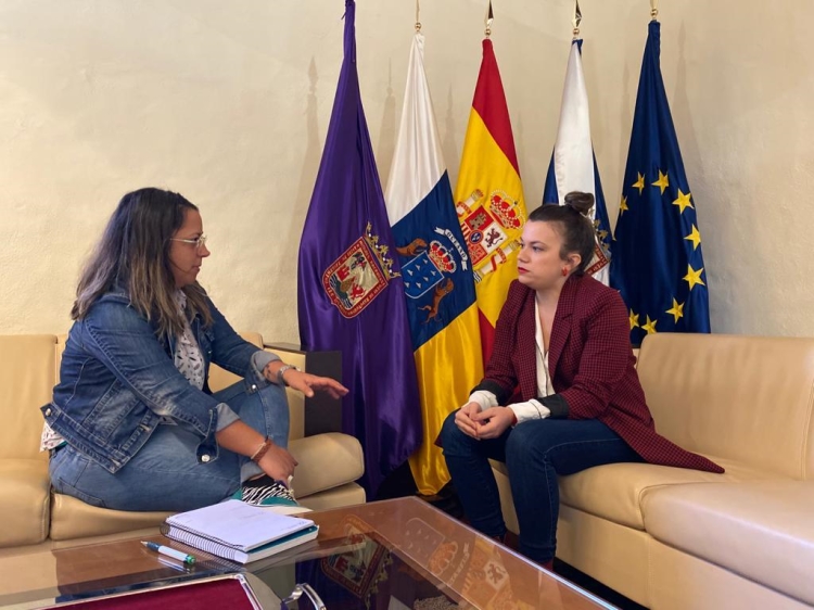 Reunión de trabajo de Idaria Afonso y Elena Mateo