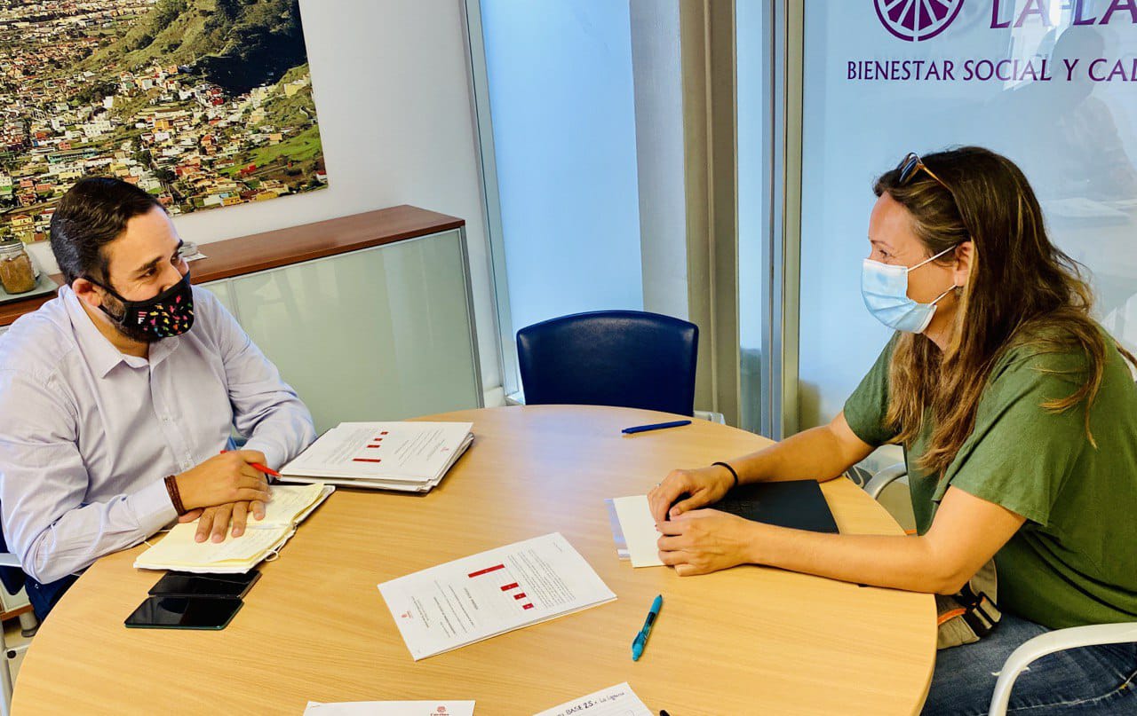 Rubens Ascanio y Úrsula Peñate, coordinadora del proyecto Base 25