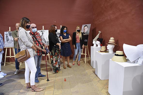 muestra de sombreros y zapatos tradicionales