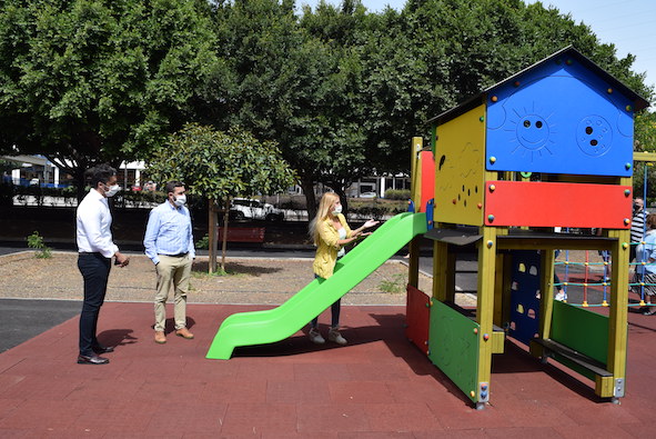 Luis Yeray Gutiérrez y Josimar Hernández, junto a Carla Cabrera, en una visita a parques infantiles municipales
