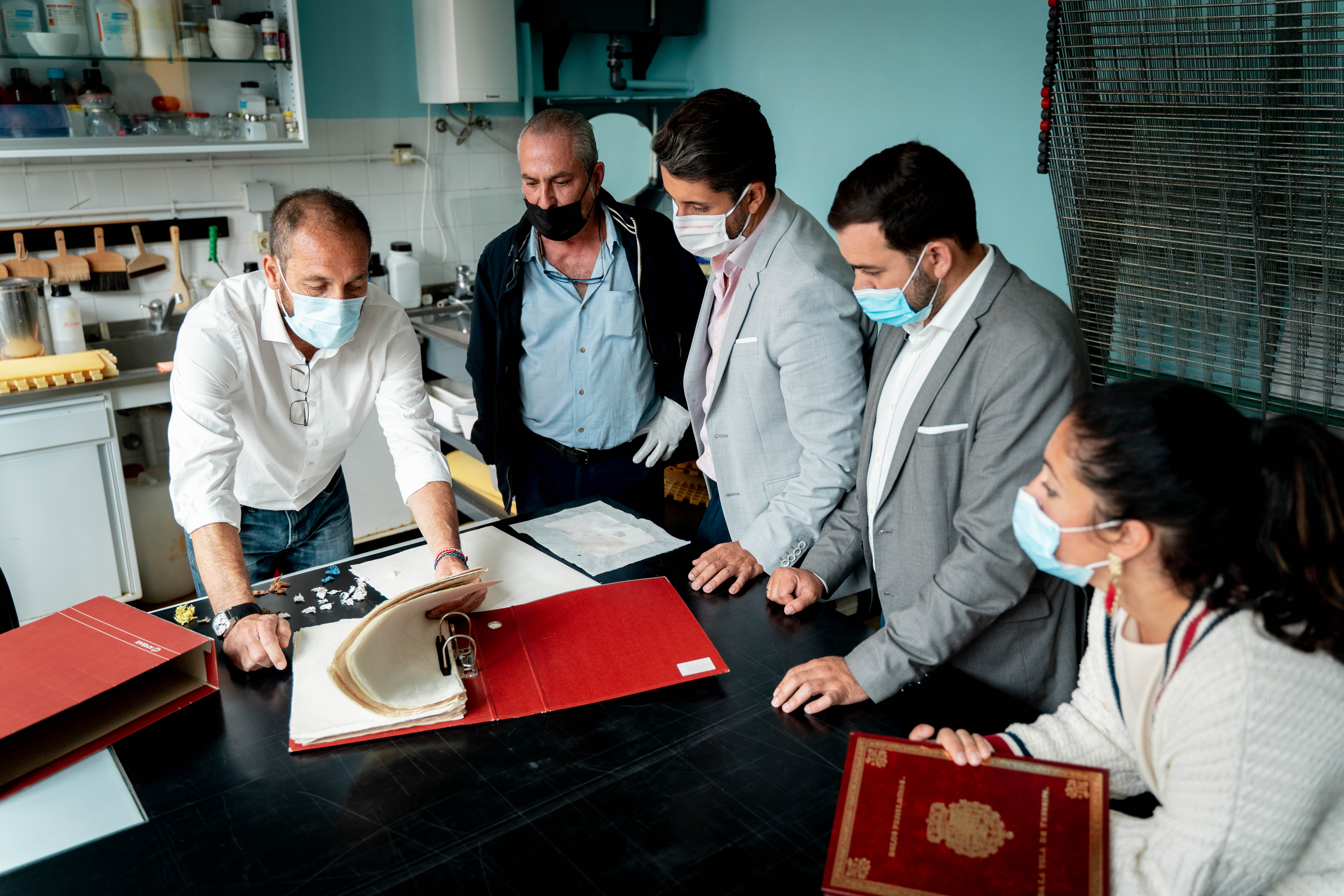 Oficina de restauración del archivo con los concejales y alcalde
