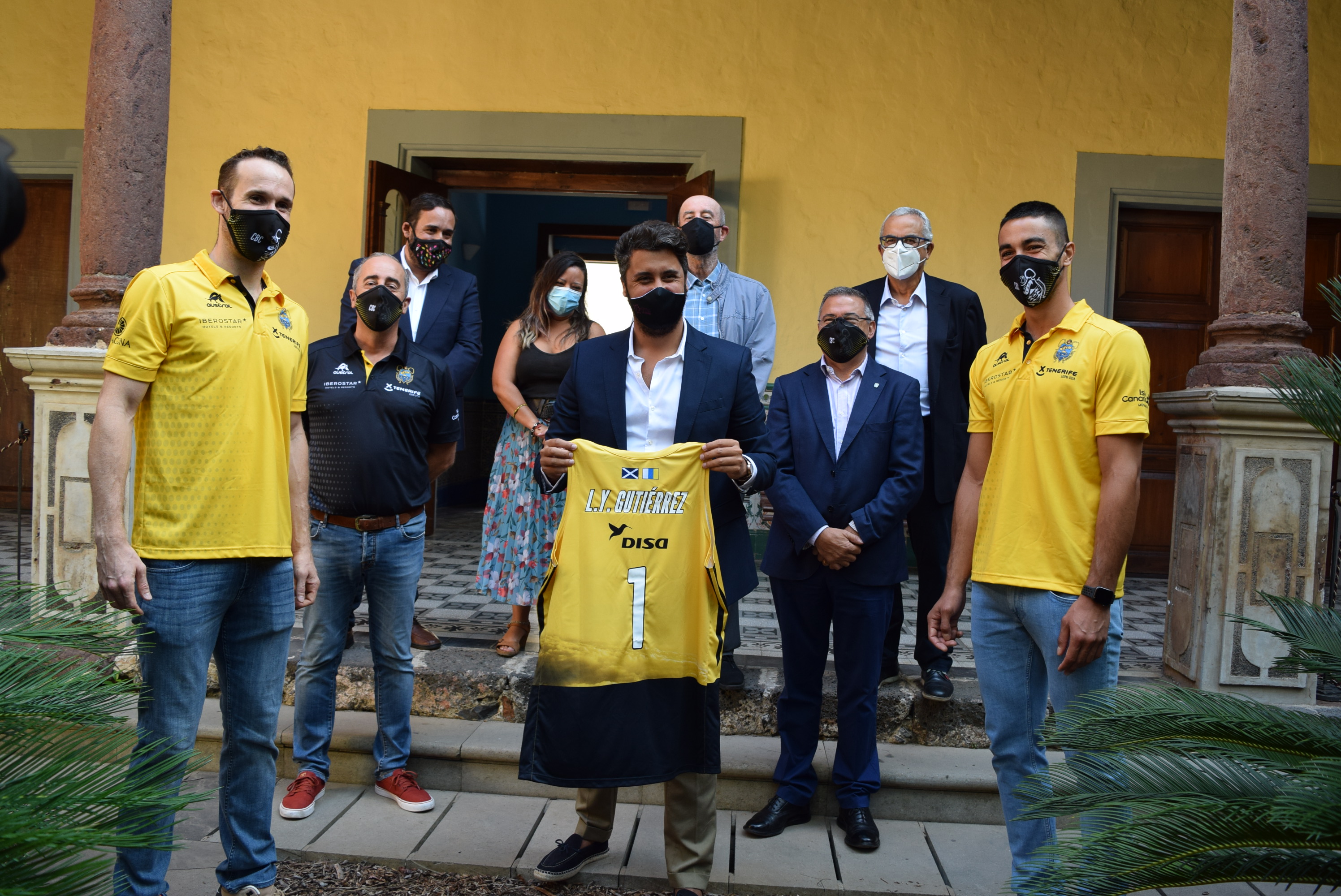 El alcalde, la concejala de Deportes y miembros del Grupo de Gobierno, en una visita del Lenovo Tenerife al Ayto