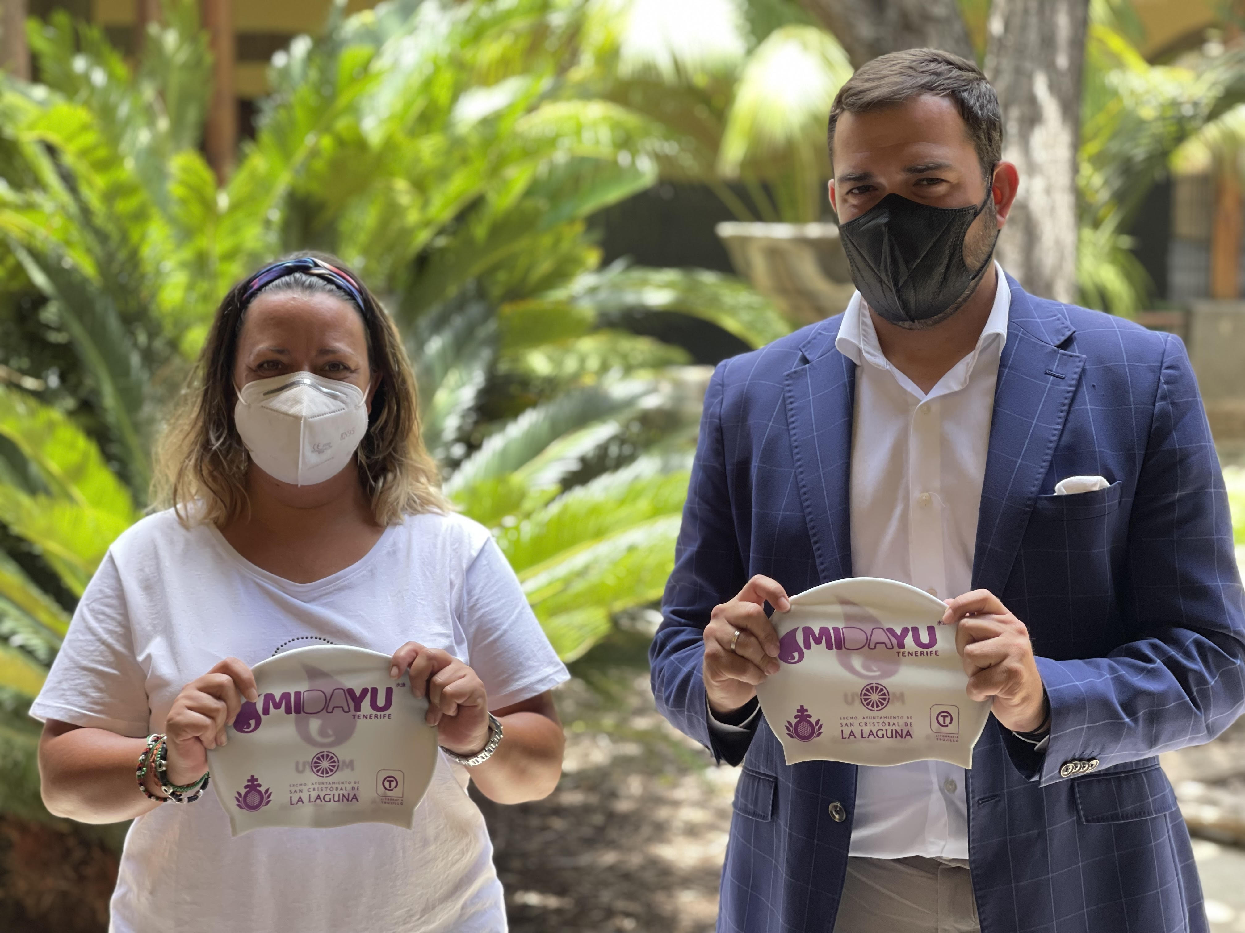 Idaira Afonso y Josimar Hernández muestran los nuevos gorros