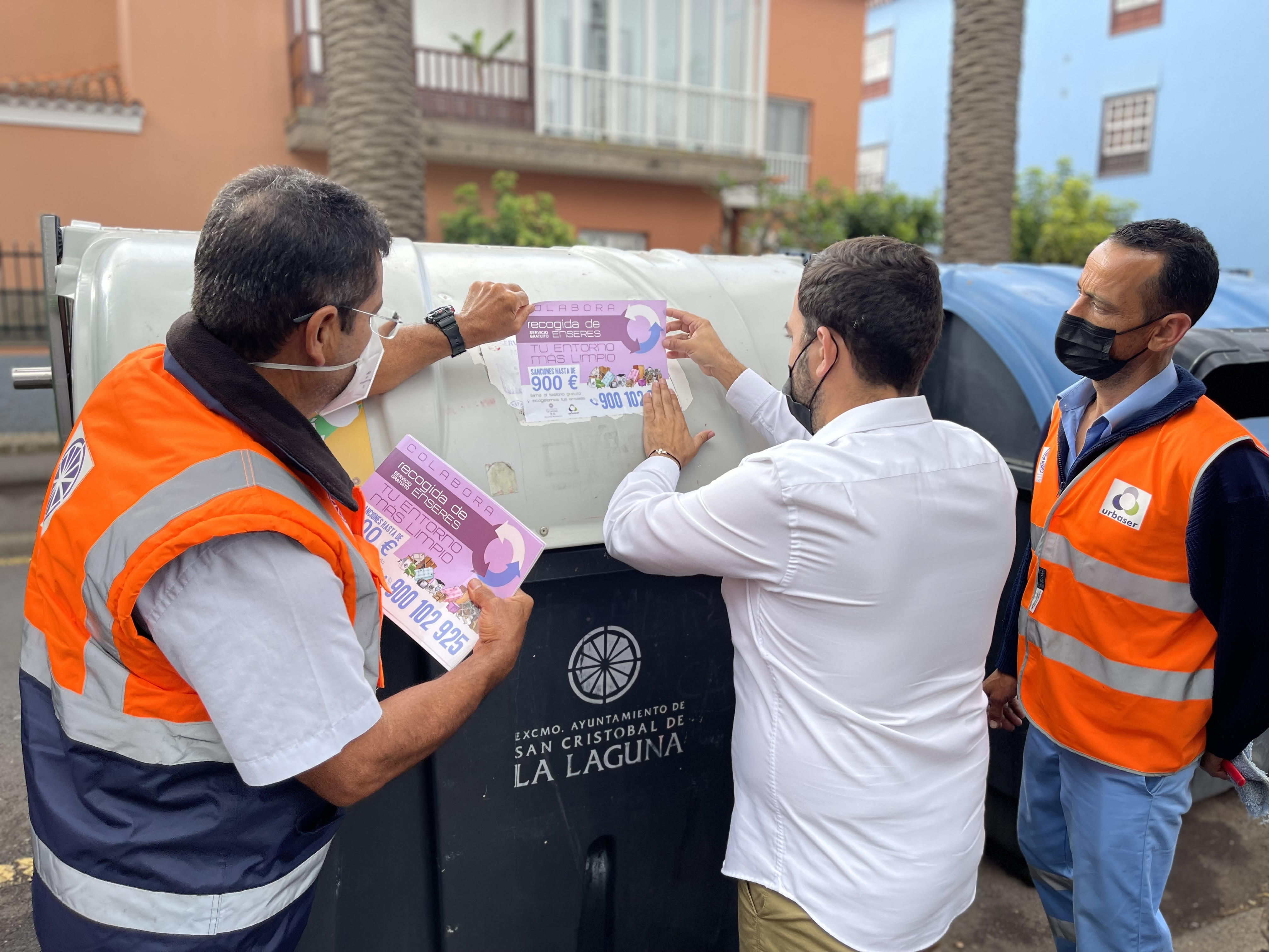 Josimar Hernández coloca una de las pegatinas informativas