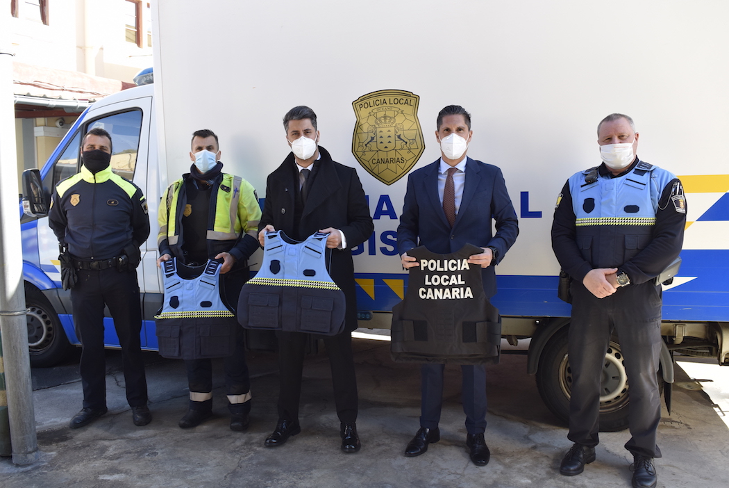 Luis Yeray Gutiérrez y Alejandro Marrero con agentes de la Policía Local