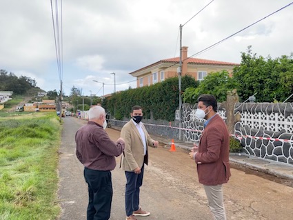 Luis Yeray Gutiérrez y Josimar Hernández en obras de Iluminación Camino de la Era