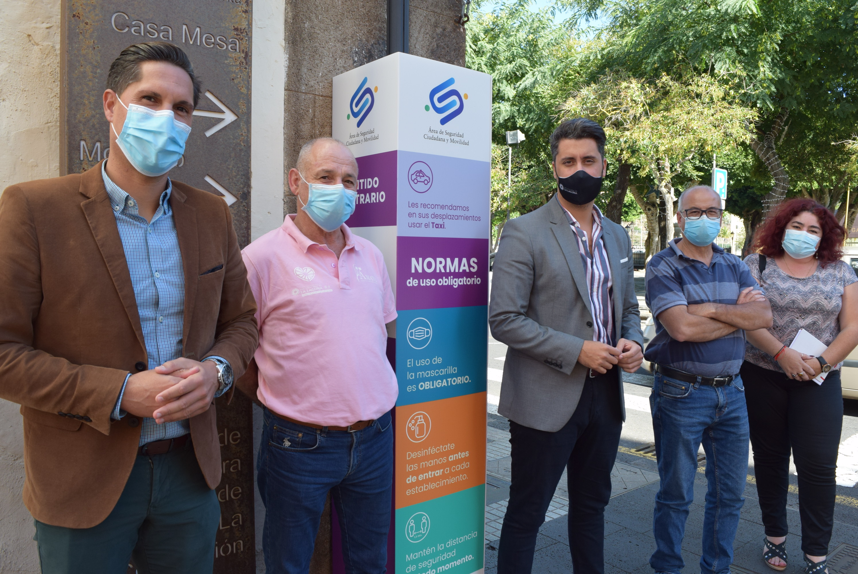 Alejandro Marrero y Luis Yeray Gutiérrez con representantes del colectivo del taxi