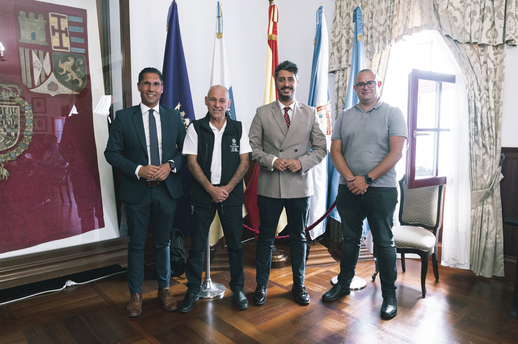 Alejandro Marrero y Luis Yeray Gutiérrez con representantes del sector del taxi