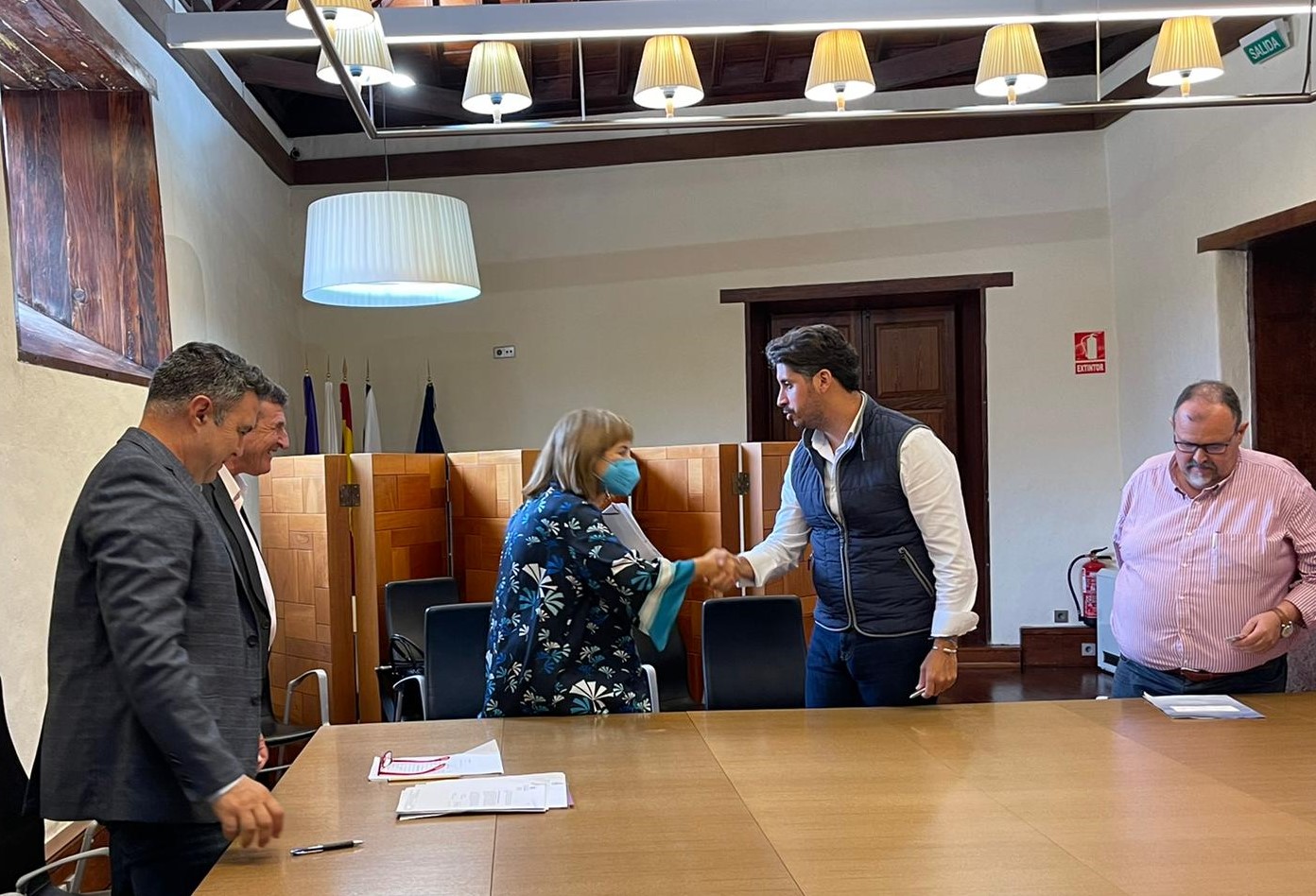 Firma acuerdo compra parcela Mercado