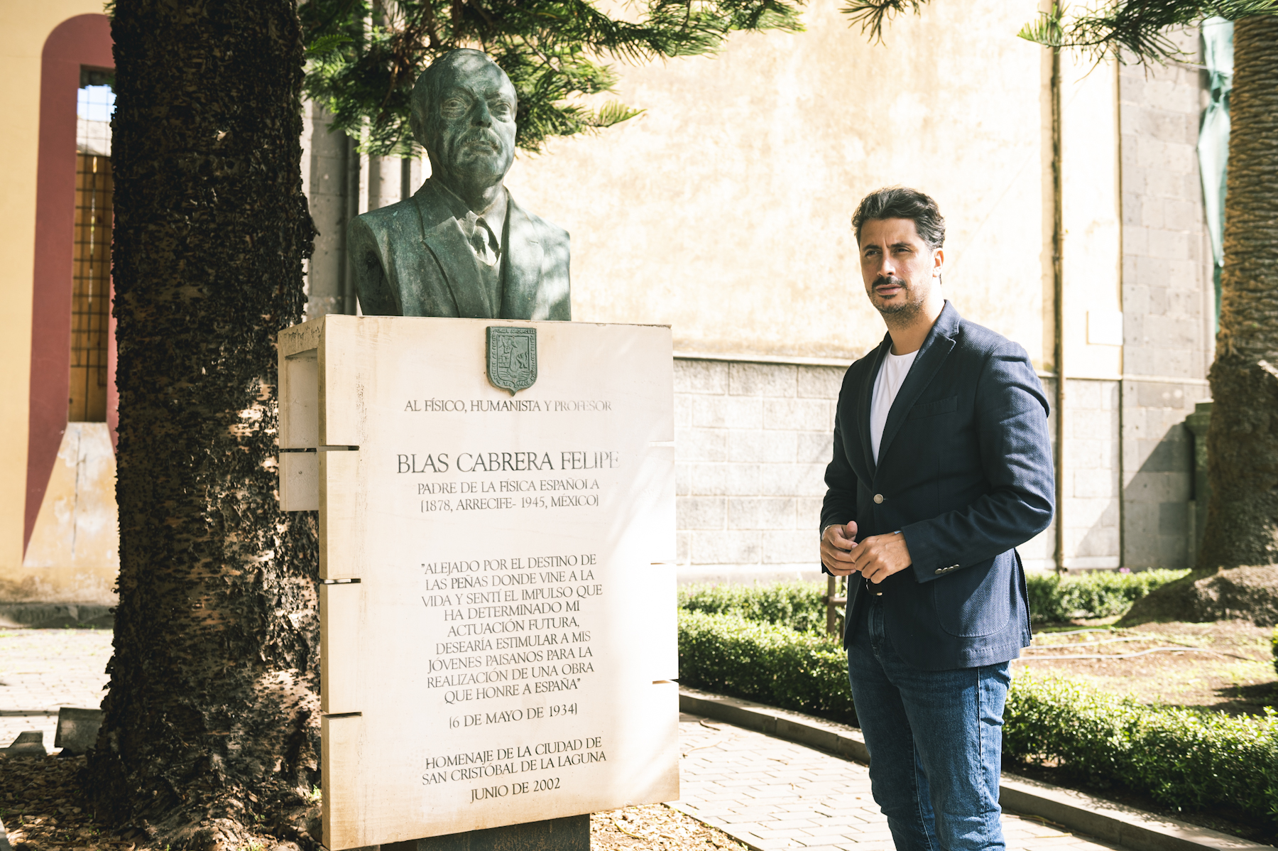 Luis Yeray Gutiérrez junto al monumento a Blas Cabrera en La Laguna