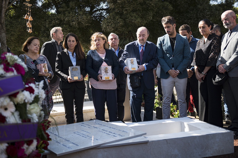 Los restos mortales del científico canario Blas Cabrera y su familia descansan ya en el cementerio de San Luis de La Laguna