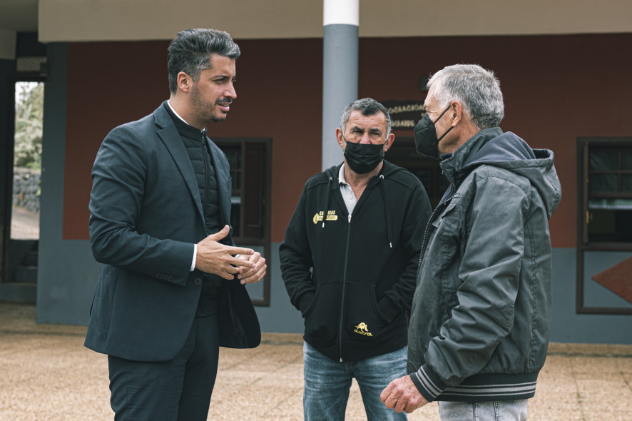 Luis Yeray Gutiérrez con miembros de la Asociación de Vecinos Aguaide de Chinamada