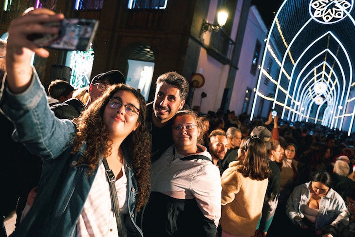 Luis Yeray Gutiérrez junto a un grupo de jóvenes en la noche del encendido navideño