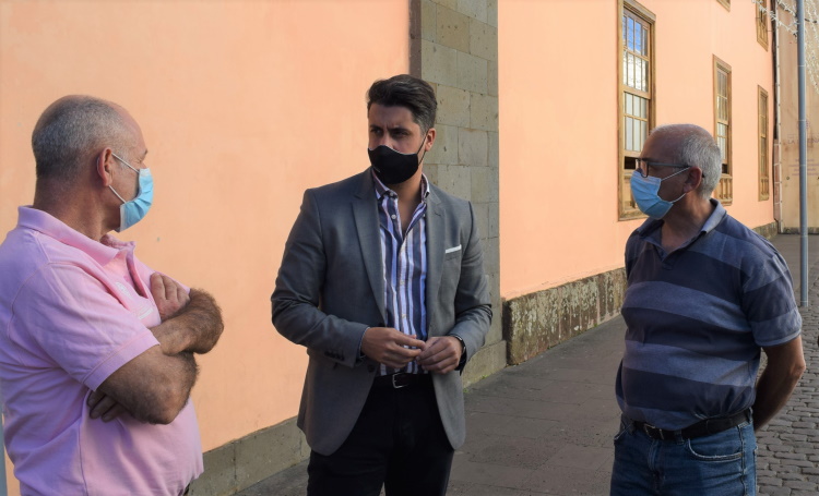Luis Yeray Gutiérrez con representantes del sector del taxi