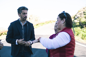 Luis Yeray Gutiérrez con vecinas de Camino Lomo Largo