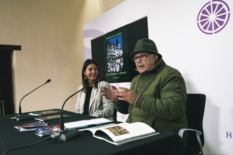 El Ayuntamiento presenta el libro de Julio Torres