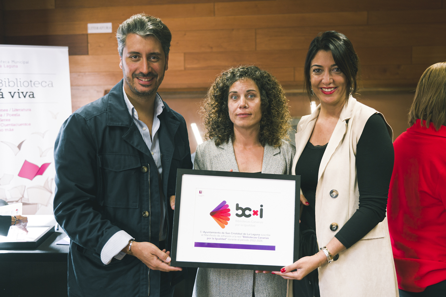 Luis Yeray Gutiérrez, Elena Cotarelo, directora de las bibliotecas municipales, y Yaiza López Landi
