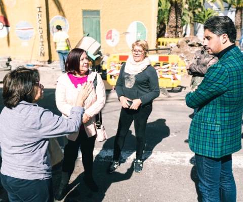 El alcalde Luis Yeray junto a vecinas de Taco