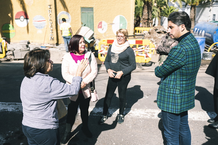 El alcalde Luis Yeray junto a vecinas de Taco