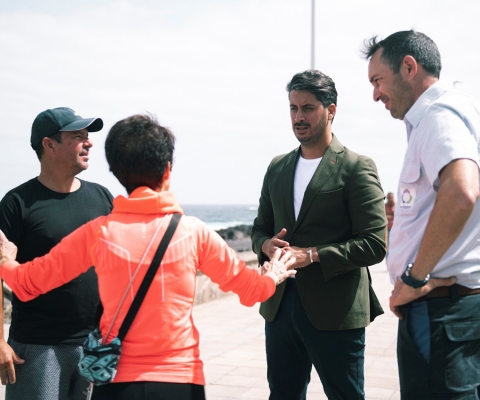 Luis Yeray Gutiérrez conversa con varios vecinos en la costa lagunera (1)