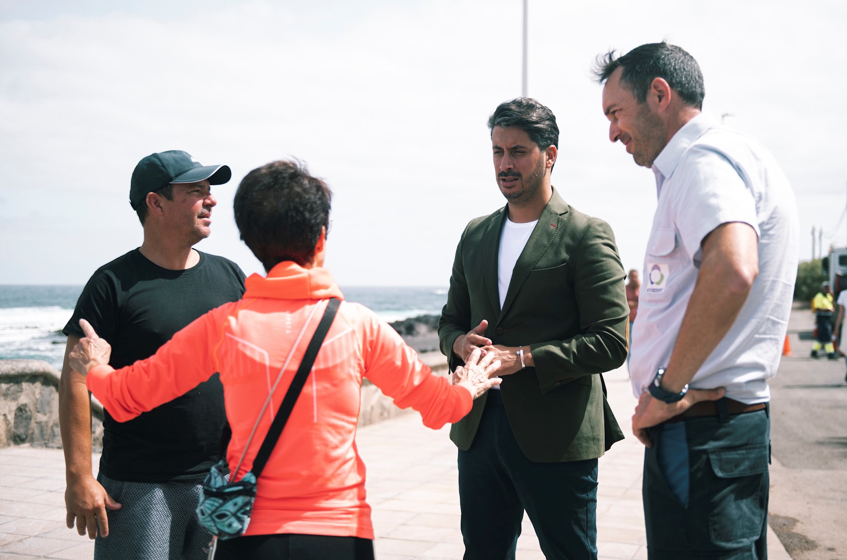 Luis Yeray Gutiérrez conversa con varios vecinos en la costa lagunera (1)