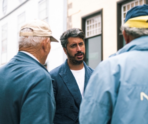 Luis Yeray Gutiérrez conversa con vecinos_Archivo_310822
