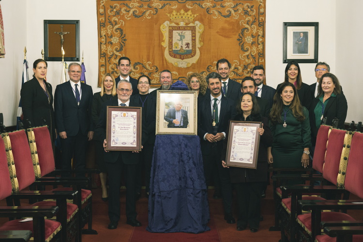 La Laguna reconoce como Hijos Adoptivos al profesor José Gómez Soliño y al pintor Manolo Sánchez