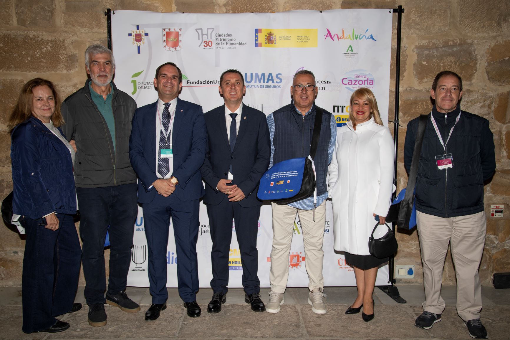 Adolfo Cordobés y Leticia Villegas junto a representantes de la JHC_281023