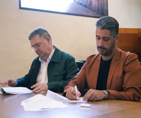 Firma convenio con Cáritas