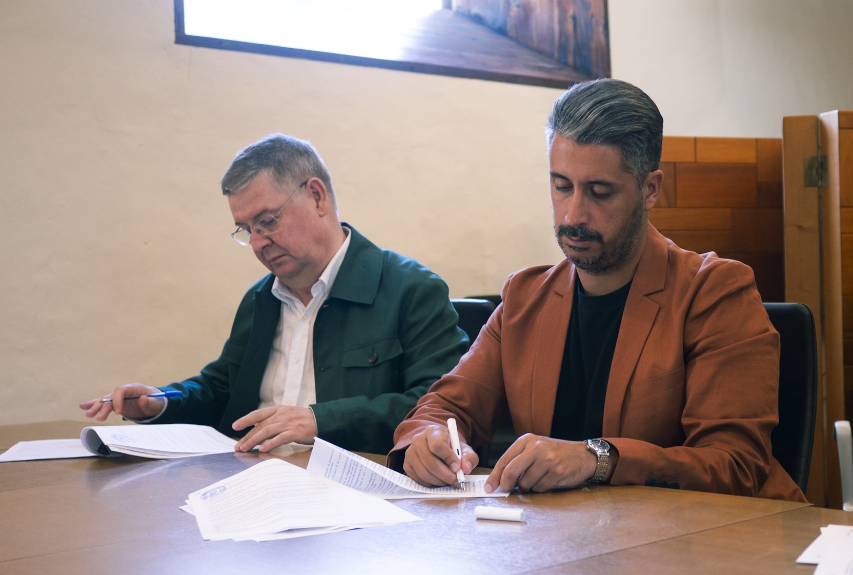 Firma convenio con Cáritas