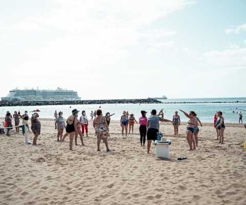 Archivo Mujeres a la playa La Laguna